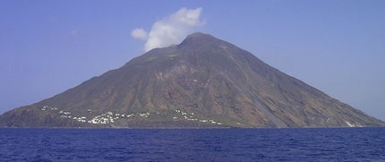 Insel und Vulkan Stromboli vom Meer aus gesehen